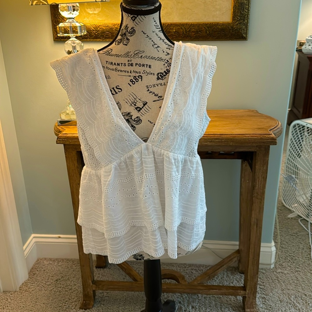 Gianni Bini deep v neck eyelet tank